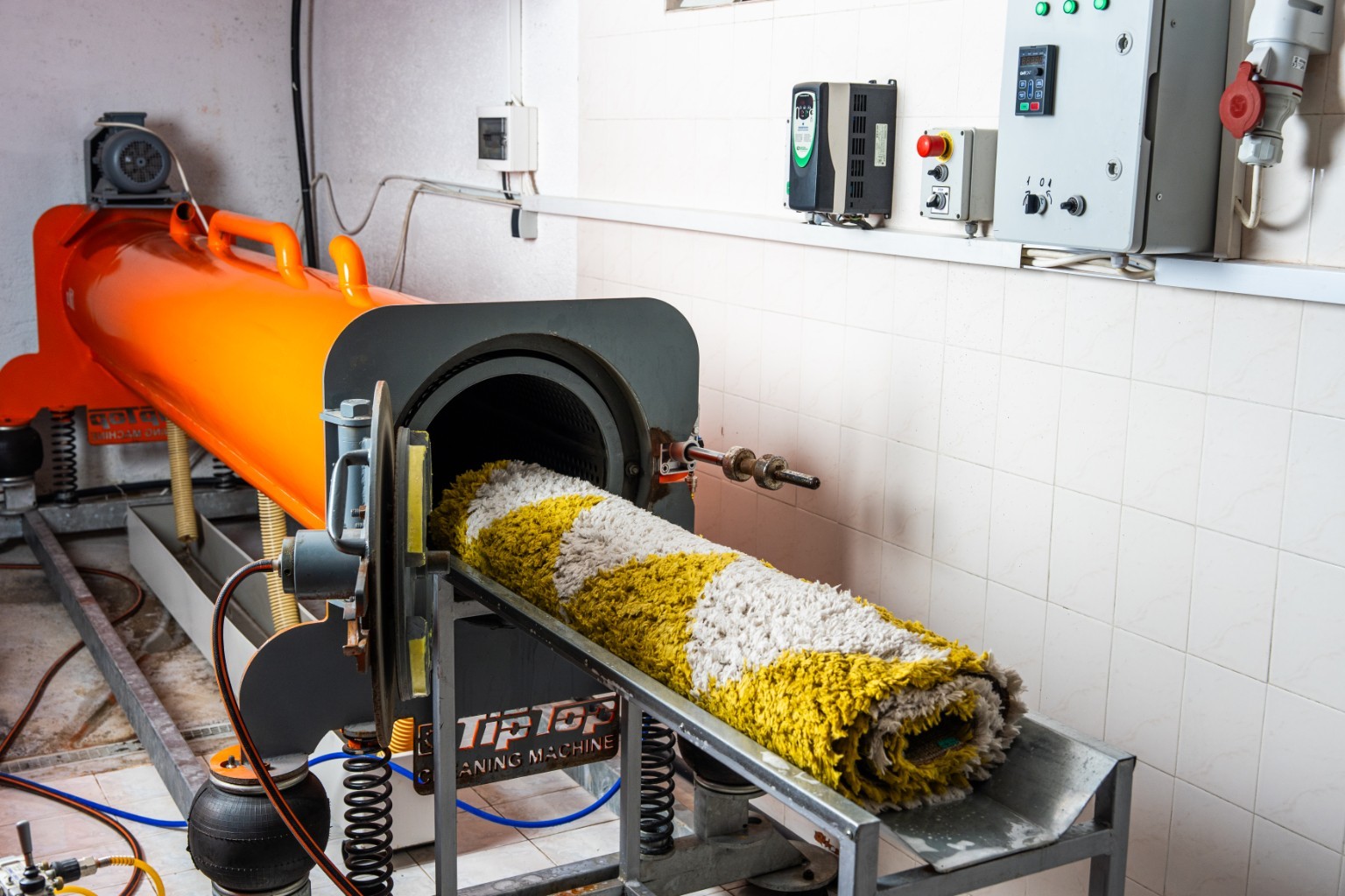 Tepih prije ulaska u industrijsku centrifugu