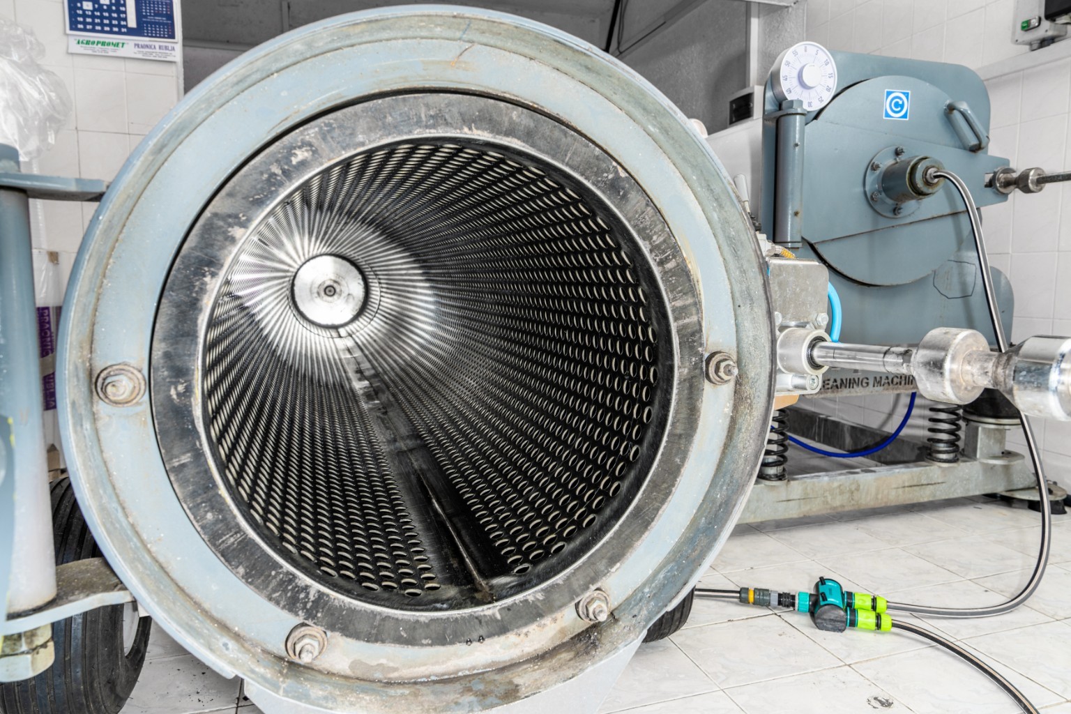 Unutrašnjost industrijske centrifuge za tepihe